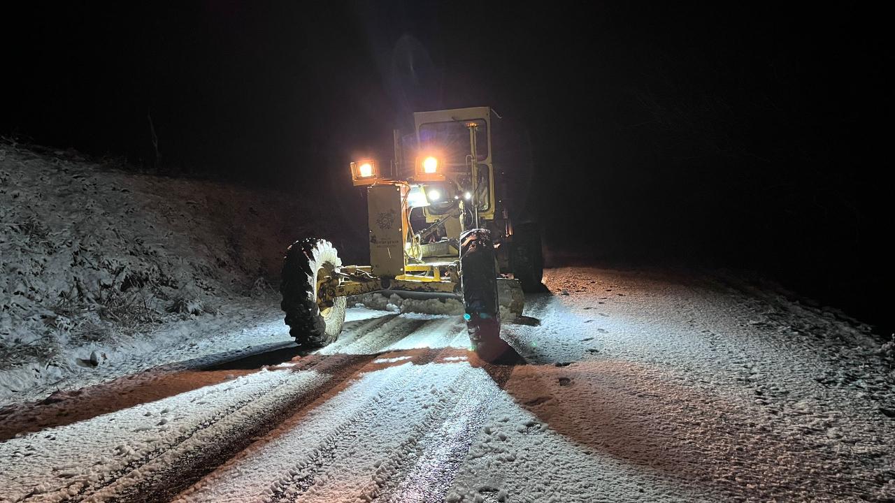 BAŞKAN ÇERÇİOĞLU: KARLA MÜCADELE ÇALIŞMALARIMIZ MESAİ MEFHUMU GÖZETMEKSİZİN DEVAM EDİYOR