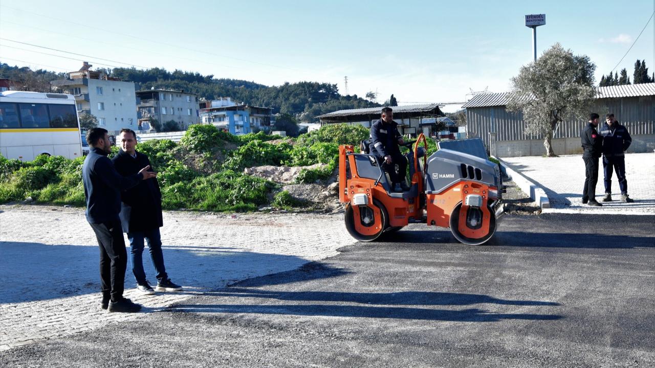 Bornova’da yol seferberliği sürüyor