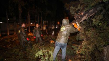 BUCA BELEDİYESİ EKİPLERİNİN FIRTINA VE YAĞIŞ MESAİSİ