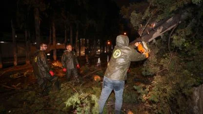 BUCA BELEDİYESİ EKİPLERİNİN FIRTINA VE YAĞIŞ MESAİSİ