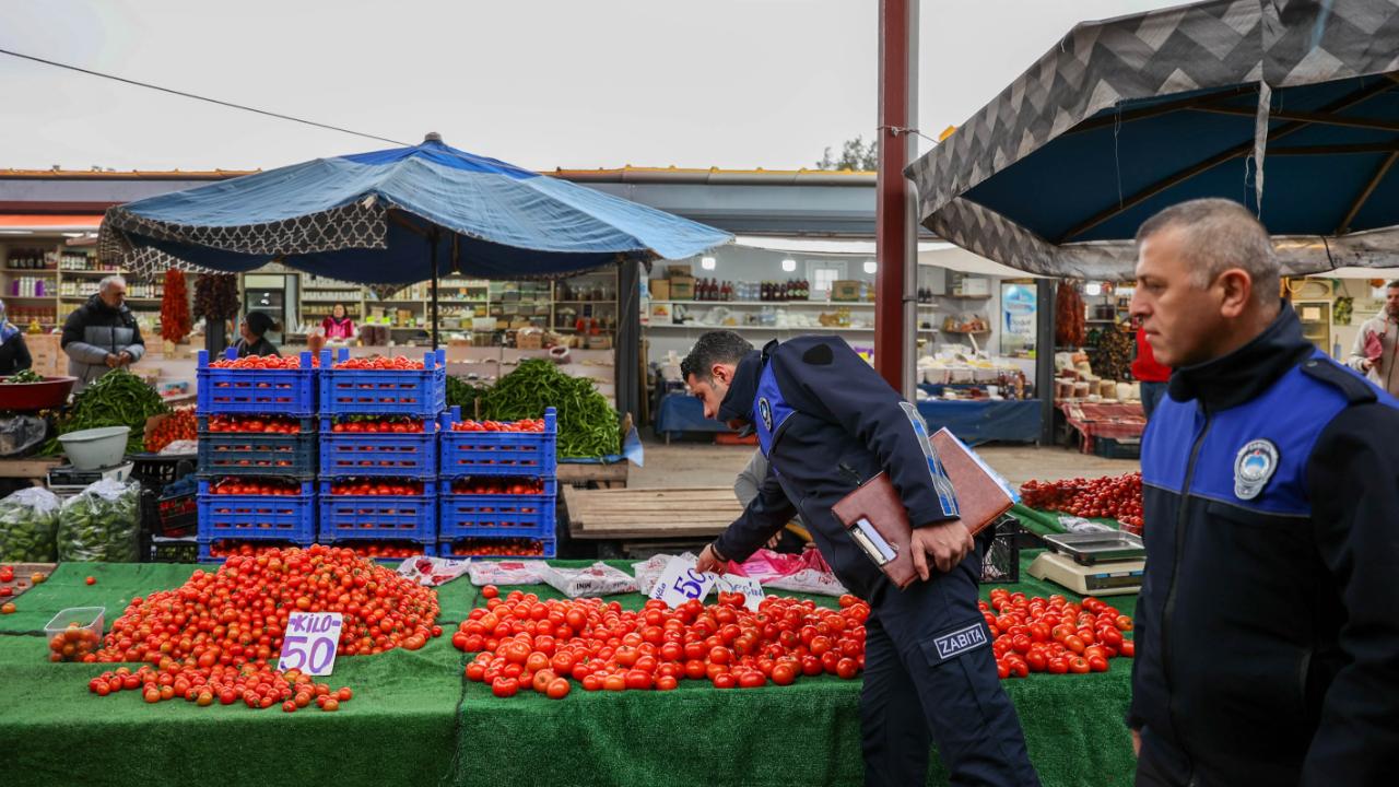 BUCA BELEDİYESİ’NDEN PAZAR YERLERİNDE “KAYIT DIŞI” OPERASYONU