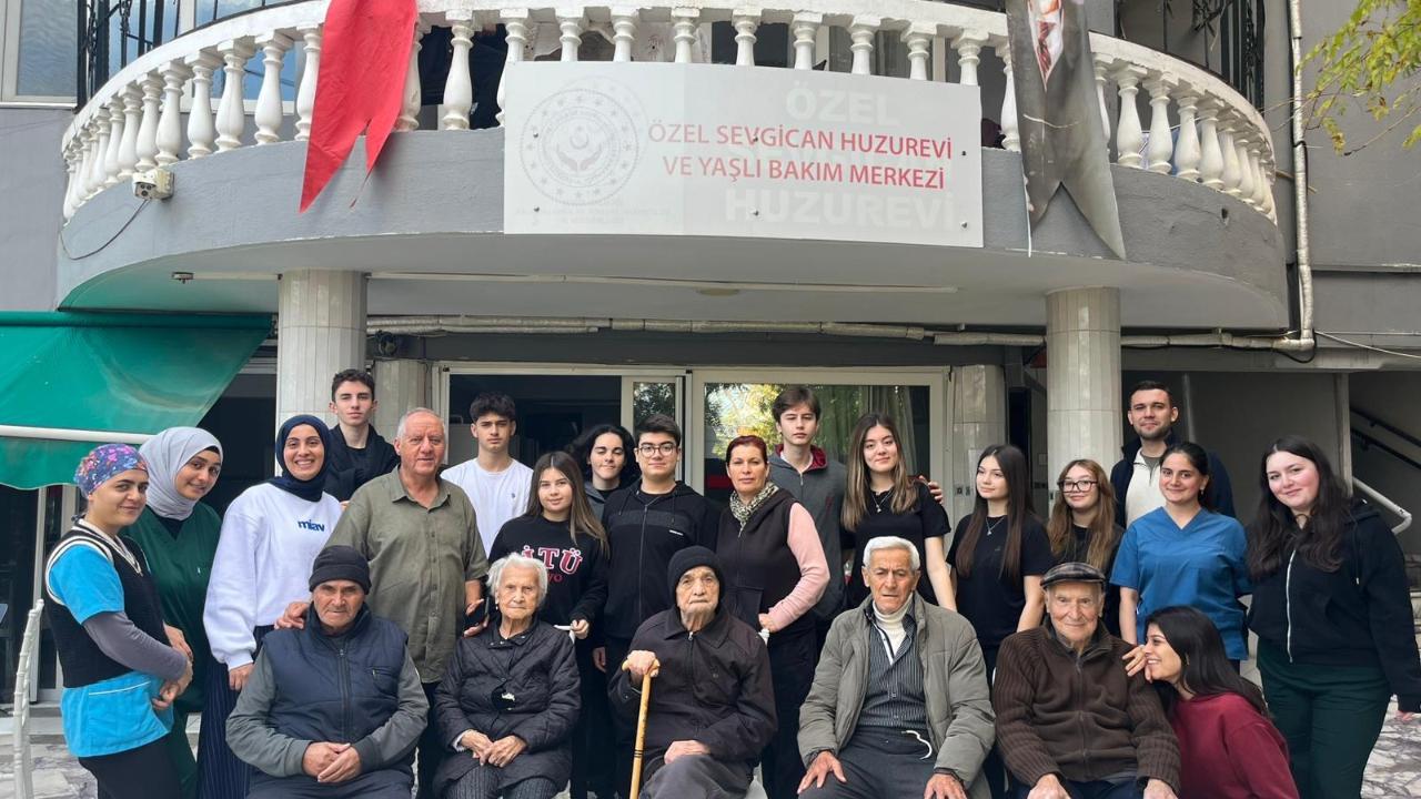 BÜYÜKLERE SAYGININ EN GÜZEL HÂLİ: İTÜ GVO İZMİR LİSE ÖĞRENCİLERİNDEN ANLAMLI ZİYARET