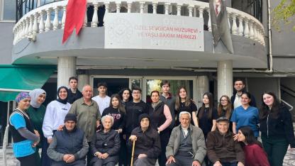 BÜYÜKLERE SAYGININ EN GÜZEL HÂLİ: İTÜ GVO İZMİR LİSE ÖĞRENCİLERİNDEN ANLAMLI ZİYARET