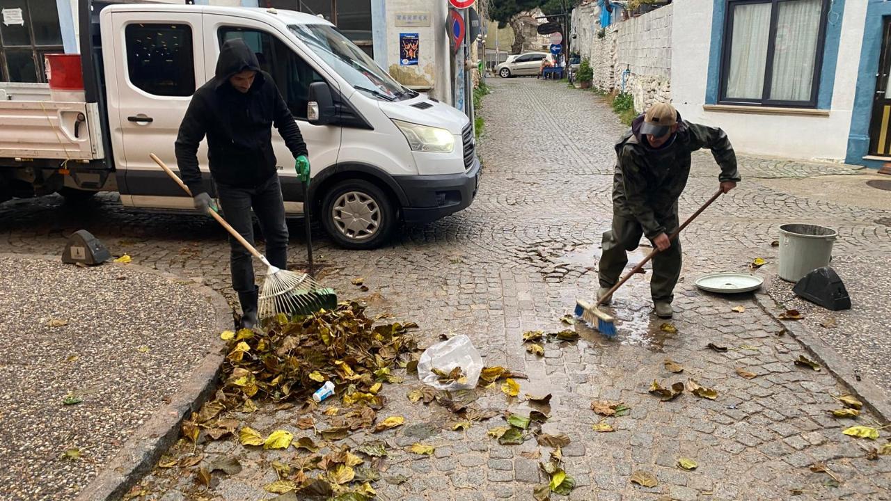 Foça Belediyesi Ekipleri Fırtına ve Yağışa Karşı Teyakkuzda
