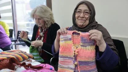 İyilik örüyor, çocukların yüreklerini ısıtıyorlar