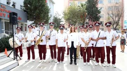 Karşıyaka sokaklarında bando şöleni