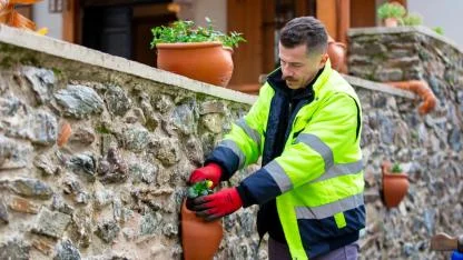 NARLIDERE, PEYZAJ ÇALIŞMALARIYLA GÜZELLEŞİYOR
