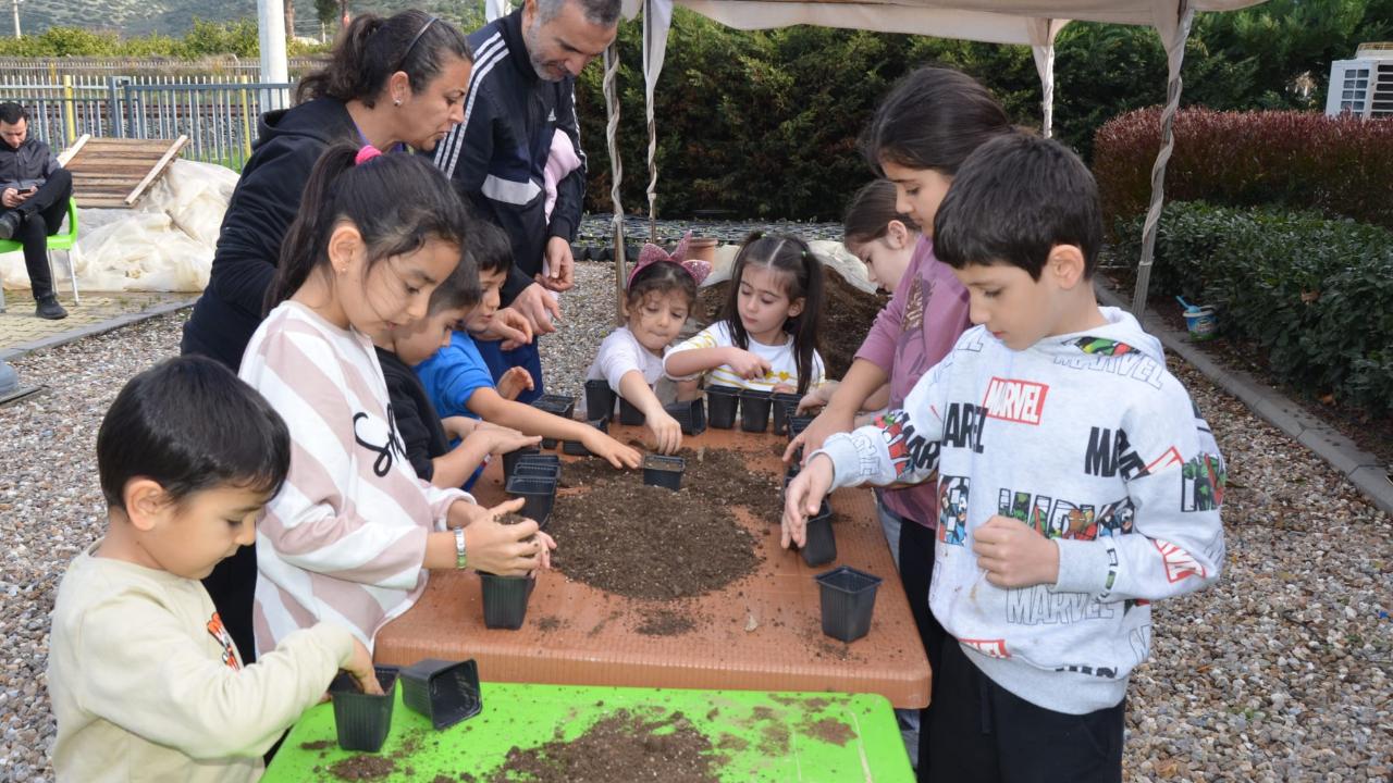Üretici Pazarında çocuklara tohum, ailelerine sirke yapım atölyesi