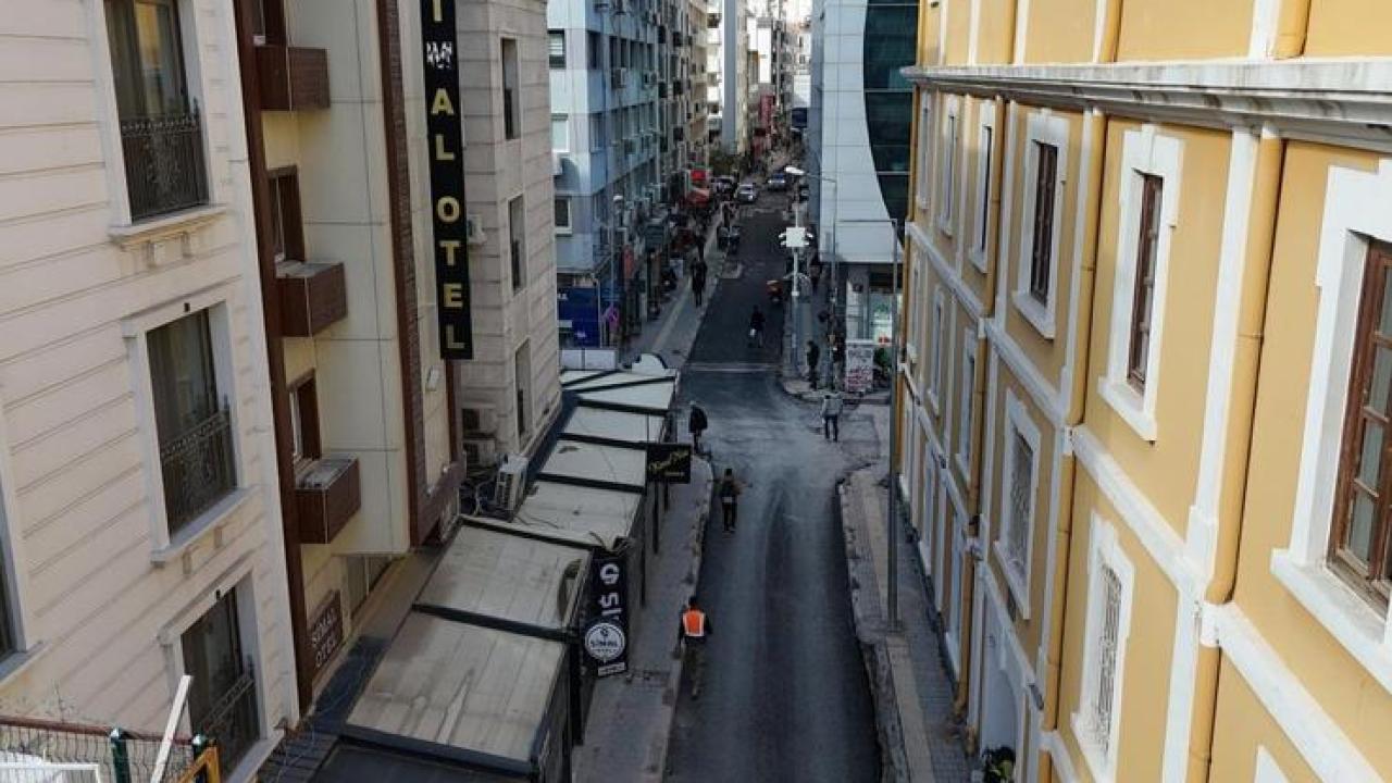 Alsancak’ta altyapısı tamamlanan sokaklar asfaltlanıyor