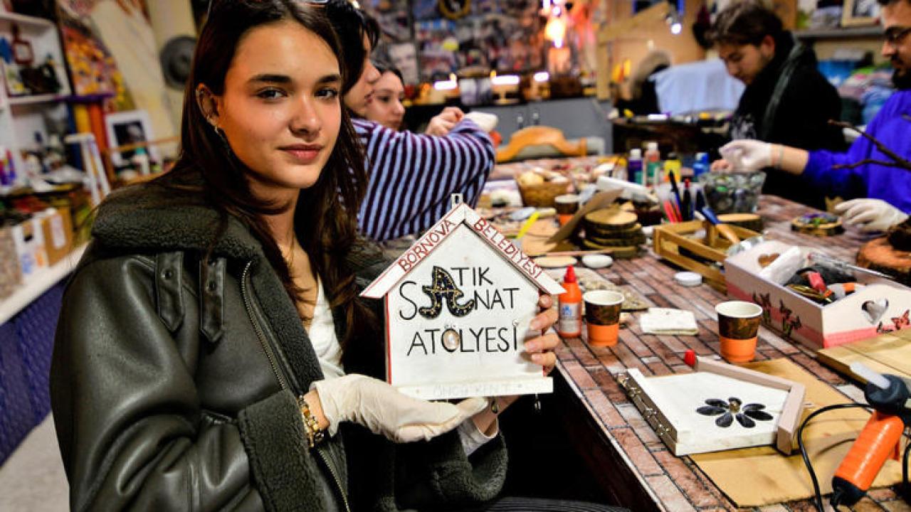 Bornova’da gençler atıkları sanata dönüştürdü