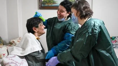 Bornova’da yaşlı ve engelliler evlerinde yalnız değil