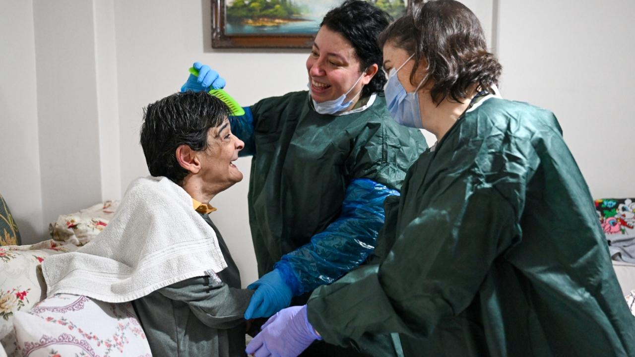 Bornova’da yaşlı ve engelliler evlerinde yalnız değil