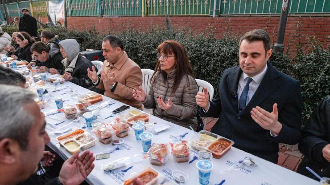 Büyükşehir iftar sofrasını bu kez Karşıyaka’da kurdu