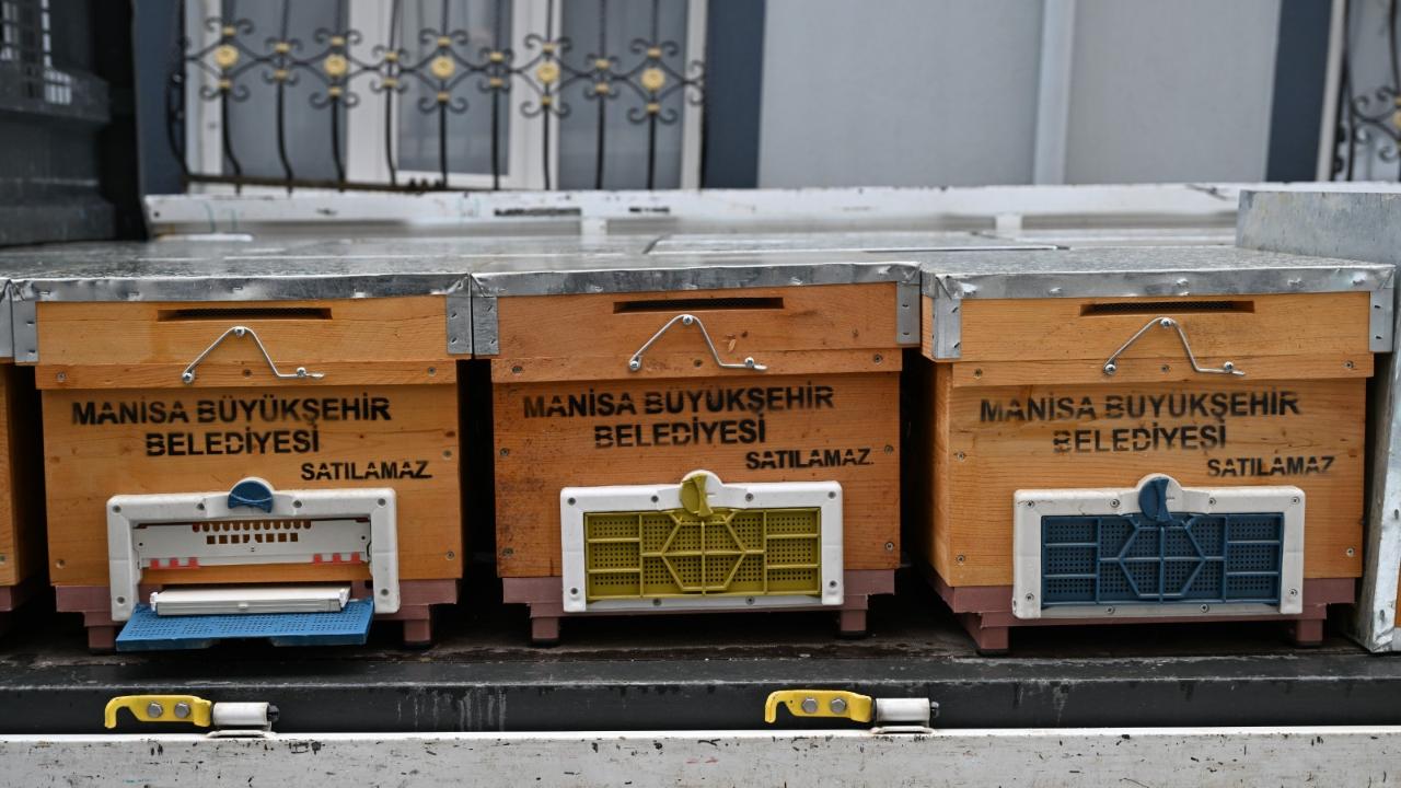 Büyükşehir’den Sel Mağduru Arıcıya Kovan Desteği