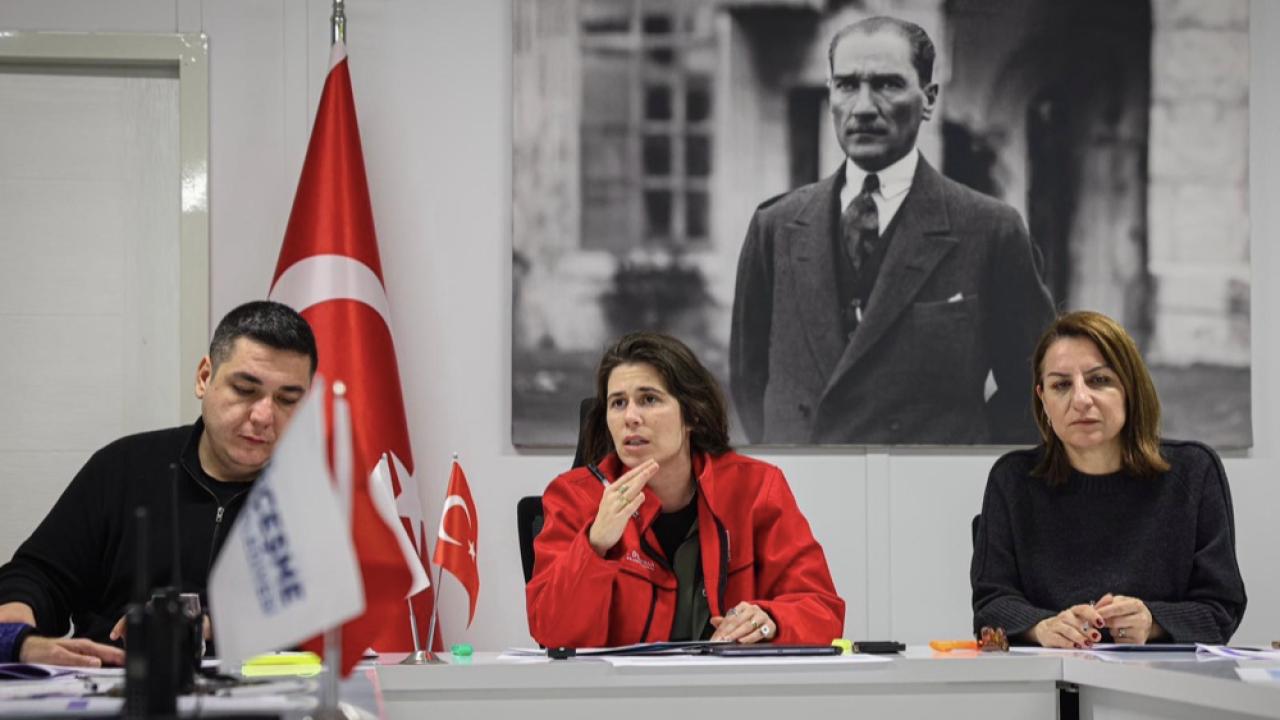 Çeşme Belediyesi Yağmurla Mücadelede Tüm Ekipleriyle Sahada