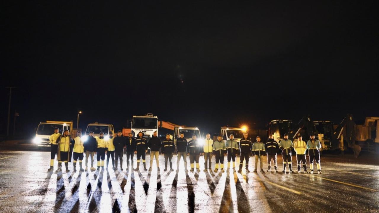 Çeşme’de şiddetli yağışa karşı kesintisiz mücadele