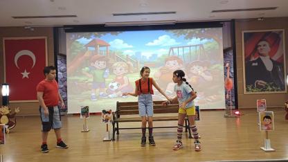 Çiğli’de Minikler Mikroplara Karşı Sahneye Çıktı