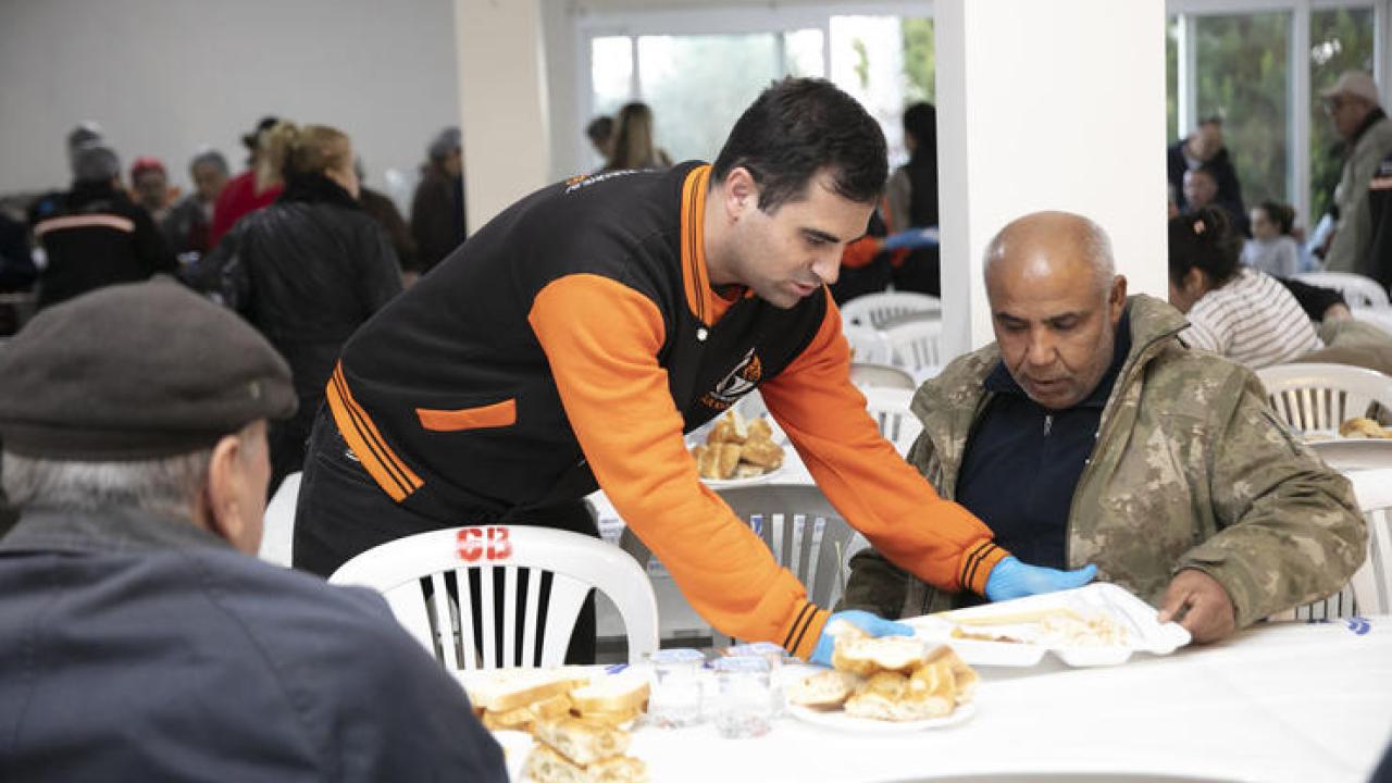 Güzelbahçe'de ilk iftar sofrası kuruldu