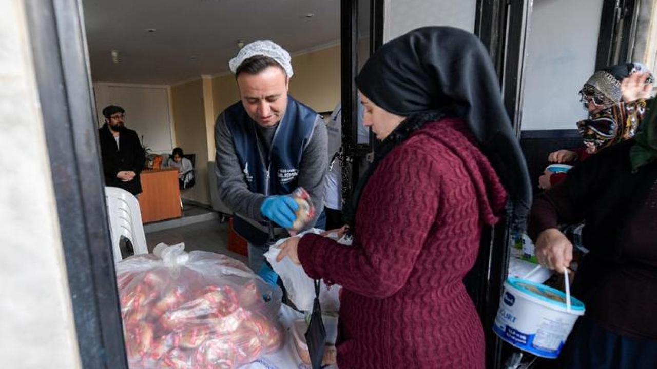 İftar bereketi Büyükşehir’in aşevinden sofralara uzanıyor