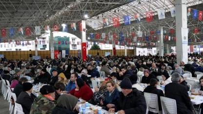 İzmir Büyükşehir Belediyesi ilk iftar sofrasını Gaziemir’de kurdu