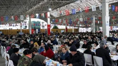 İzmir Büyükşehir Belediyesi ilk iftar sofrasını Gaziemir’de kurdu