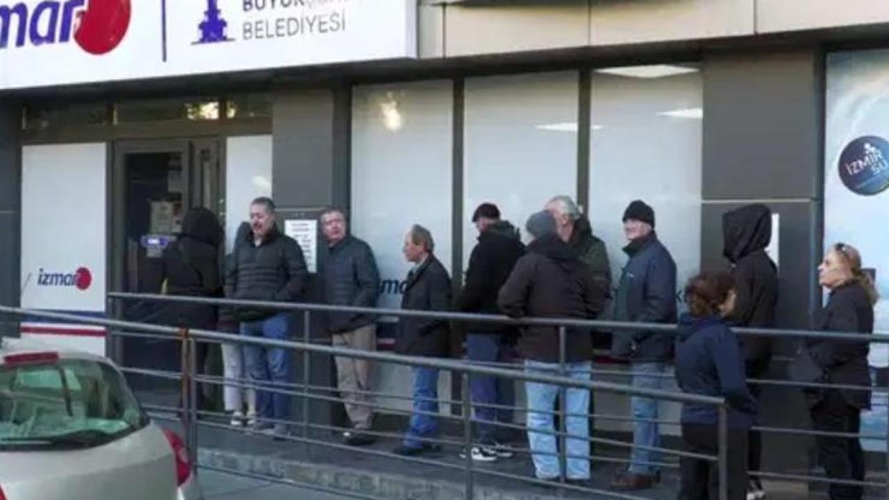 İzmirliler ramazan alışverişi için İZMAR'a yöneldi: 'Dışarıda marketlere girilecek gibi değil'