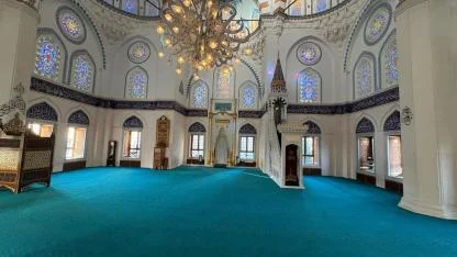 JAPONYA’DAKİ TOKYO CAMİİ’NİN HALILARI MANİSA DEMİRCİ’DEN