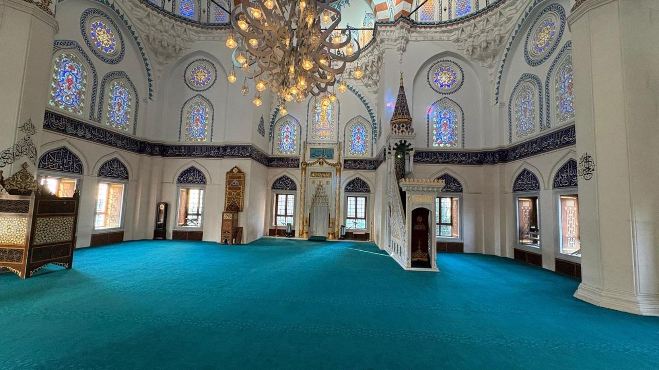 JAPONYA’DAKİ TOKYO CAMİİ’NİN HALILARI MANİSA DEMİRCİ’DEN