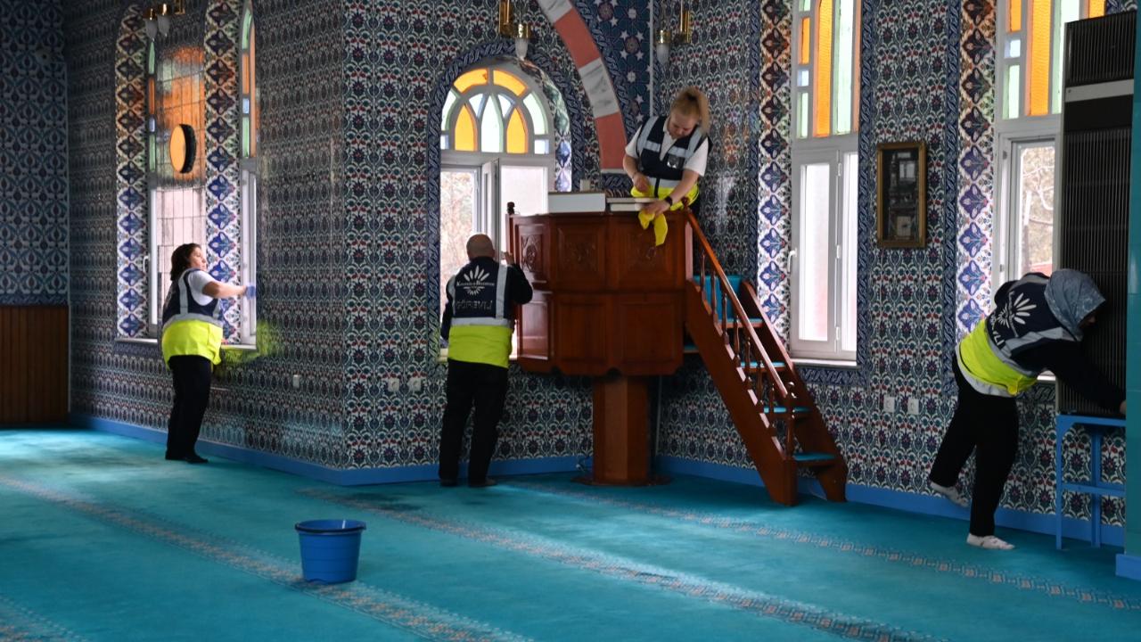 Karabağlar'da Camilere Ramazan Temizliği