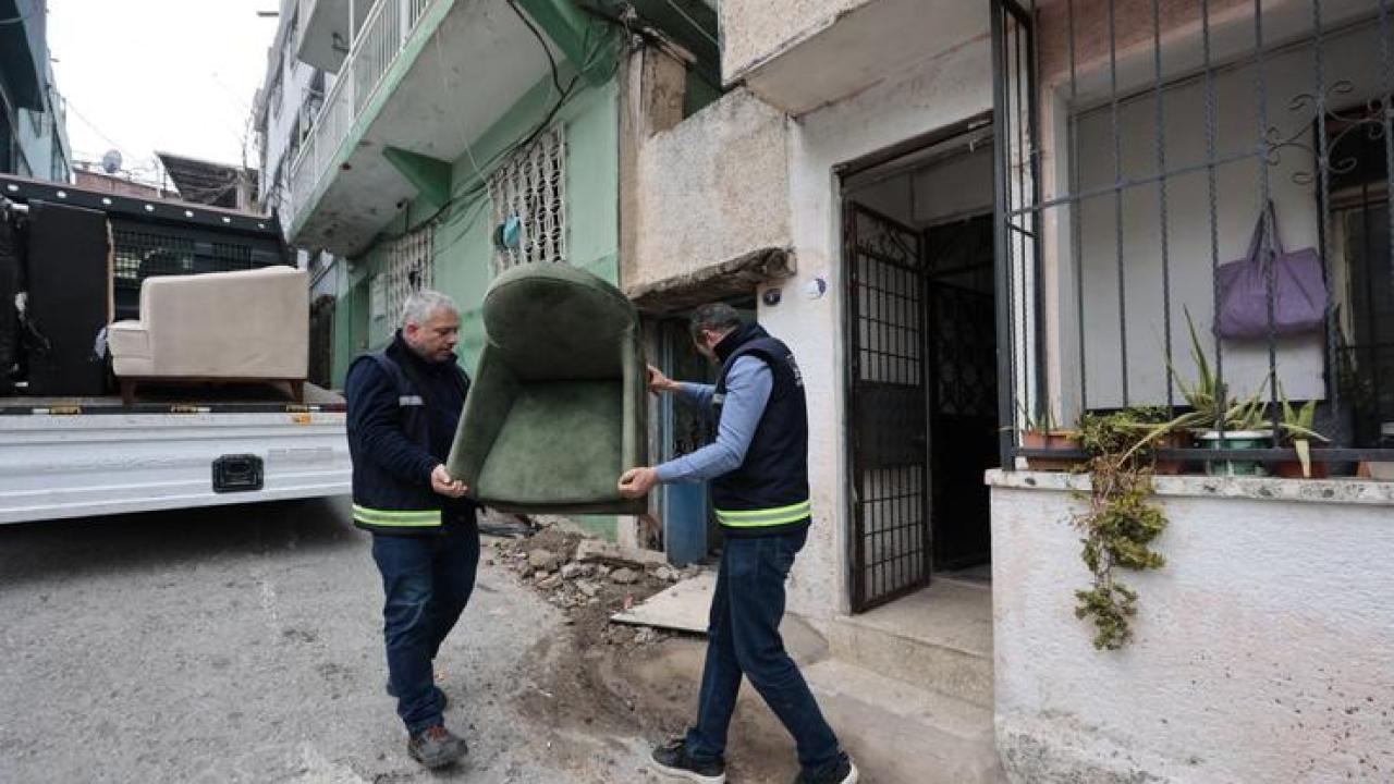 Konak’ta eşya dayanışması: Bağışlar ihtiyaç sahiplerine ulaştırılıyor