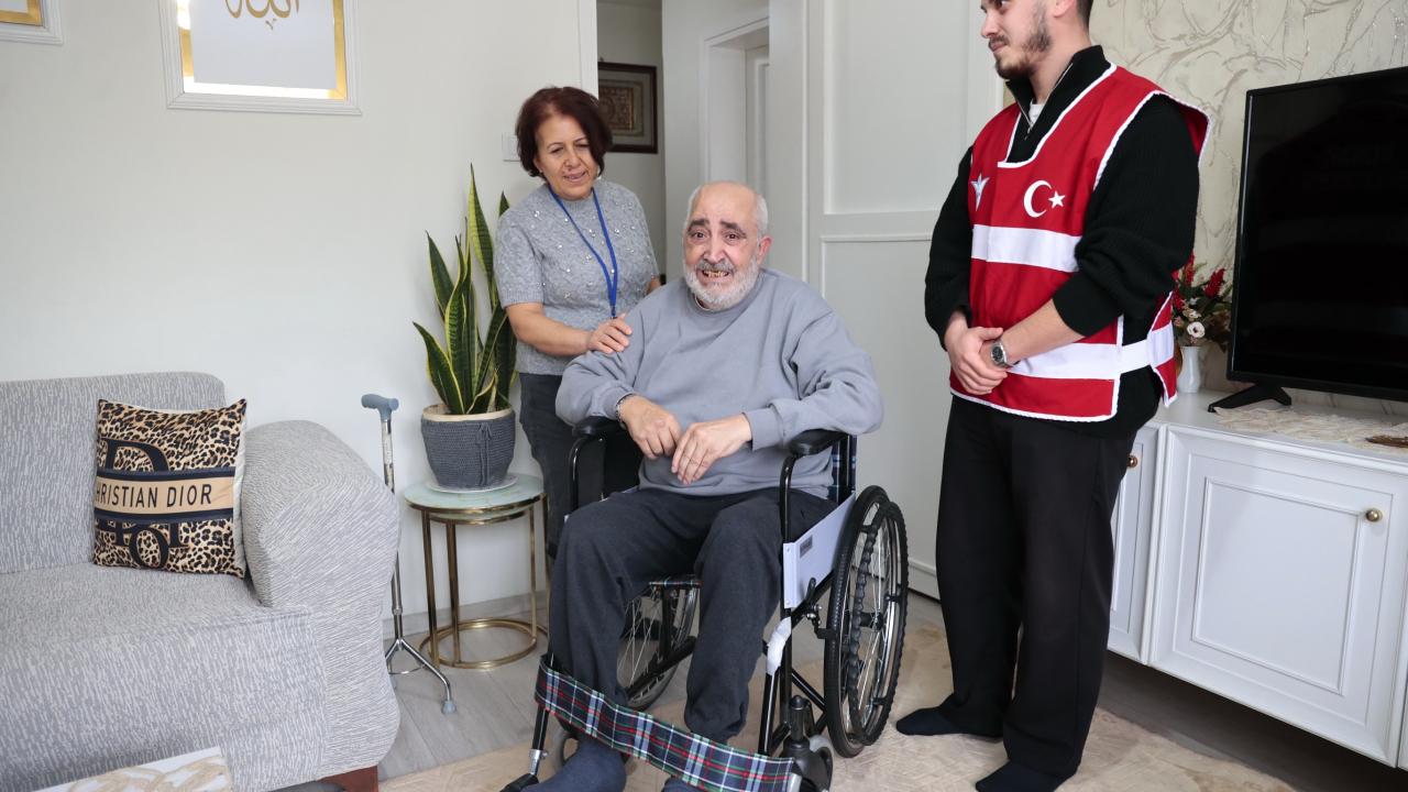 Konak’ta kimse yalnız değil: Tekerlekli sandalyesine Konak Belediyesi ile ulaştı