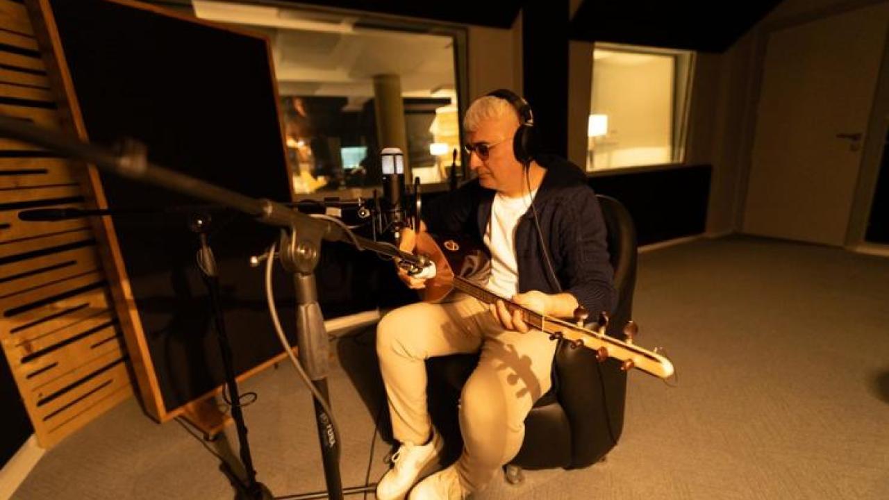 Saz çalan da geliyor rap yapan da