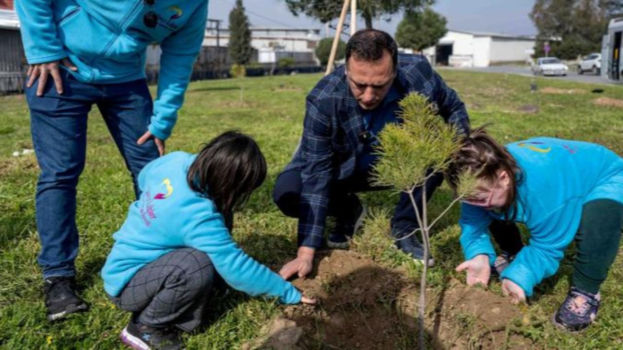 21 Mart Dünya Down Sendromu Farkındalık Gününde Bornova'nın en özel fidanları toprakla buluştu