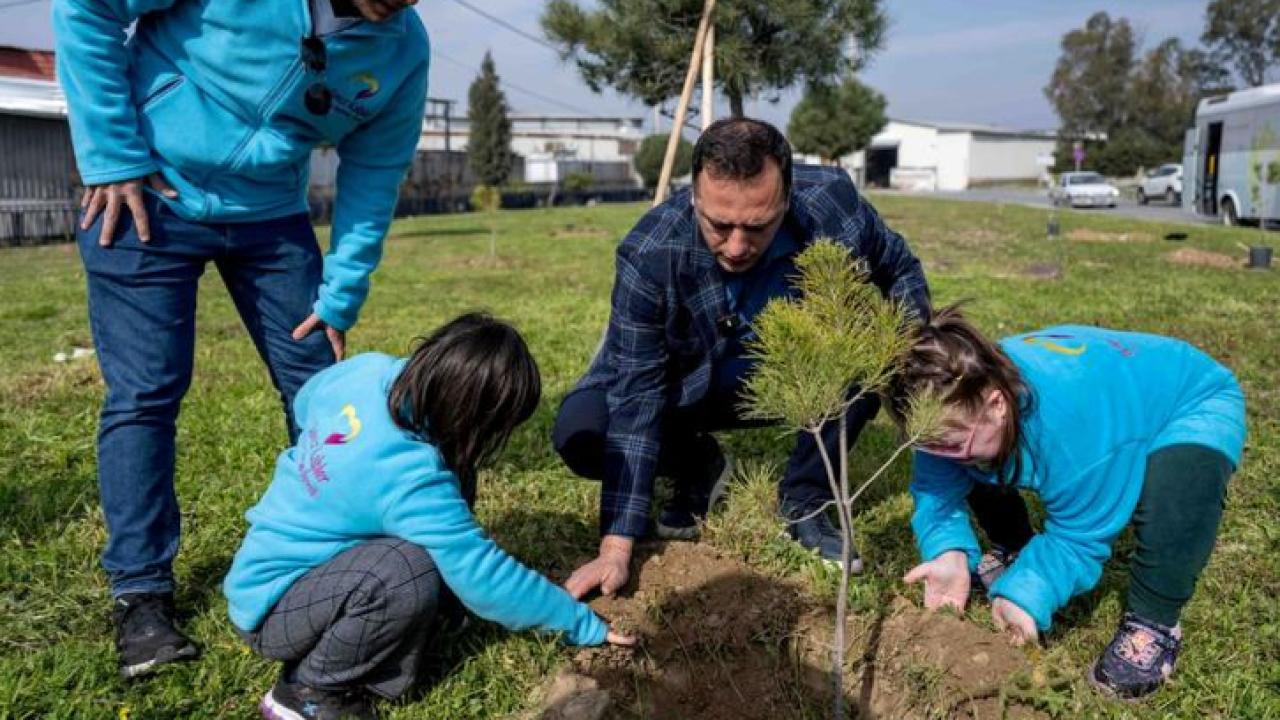 21 Mart Dünya Down Sendromu Farkındalık Gününde Bornova'nın en özel fidanları toprakla buluştu
