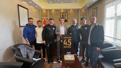 ALTINTAŞSPOR YÖNETİCİ VE FUTBOLCULARI KAYMAKAMI ZİYARET ETTİ