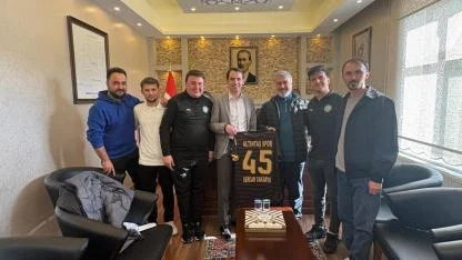 ALTINTAŞSPOR YÖNETİCİ VE FUTBOLCULARI KAYMAKAMI ZİYARET ETTİ