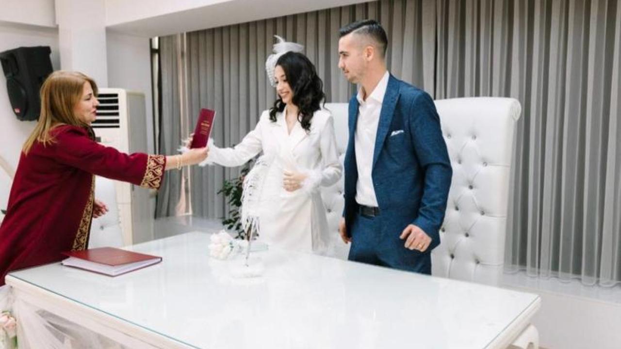 Balçova’da yeni evlenen çiftlere alışveriş kartı desteği