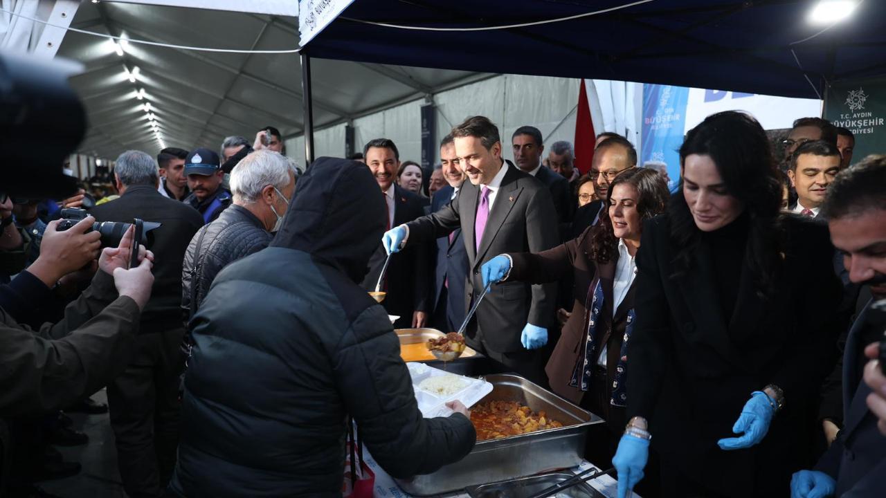BAŞKAN ÇERÇİOĞLU, BAKAN BAYRAKTAR İLE BİRLİKTE ATATÜRK KENT MEYDANI’NDA DÜZENLENEN İFTARDA VATANDAŞLARLA BİR ARAYA GELDİ