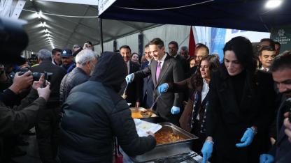 BAŞKAN ÇERÇİOĞLU, BAKAN BAYRAKTAR İLE BİRLİKTE ATATÜRK KENT MEYDANI’NDA DÜZENLENEN İFTARDA VATANDAŞLARLA BİR ARAYA GELDİ