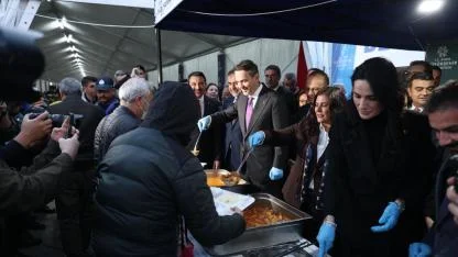 BAŞKAN ÇERÇİOĞLU, BAKAN BAYRAKTAR İLE BİRLİKTE ATATÜRK KENT MEYDANI’NDA DÜZENLENEN İFTARDA VATANDAŞLARLA BİR ARAYA GELDİ