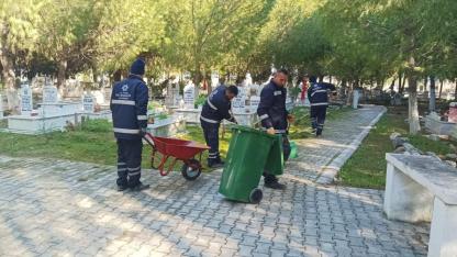 BAŞKAN ÇERÇİOĞLU’NDAN MEZARLIKLARDA RAMAZAN BAYRAMI ÖNCESİ TEMİZLİK ÇALIŞMASI