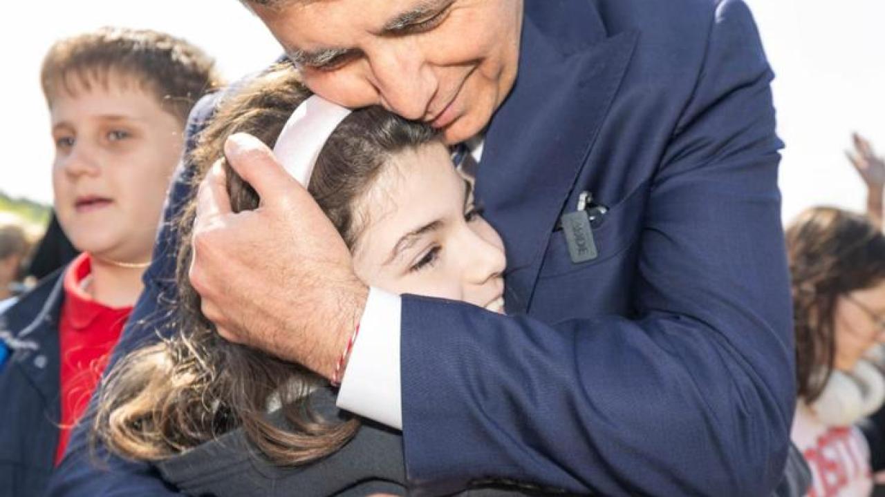 Başkan Tugay çocuklara verdiği sözü tuttu, fidanlar toprakla buluştu