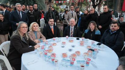 Binlerce Menemenli tek yürek oldu