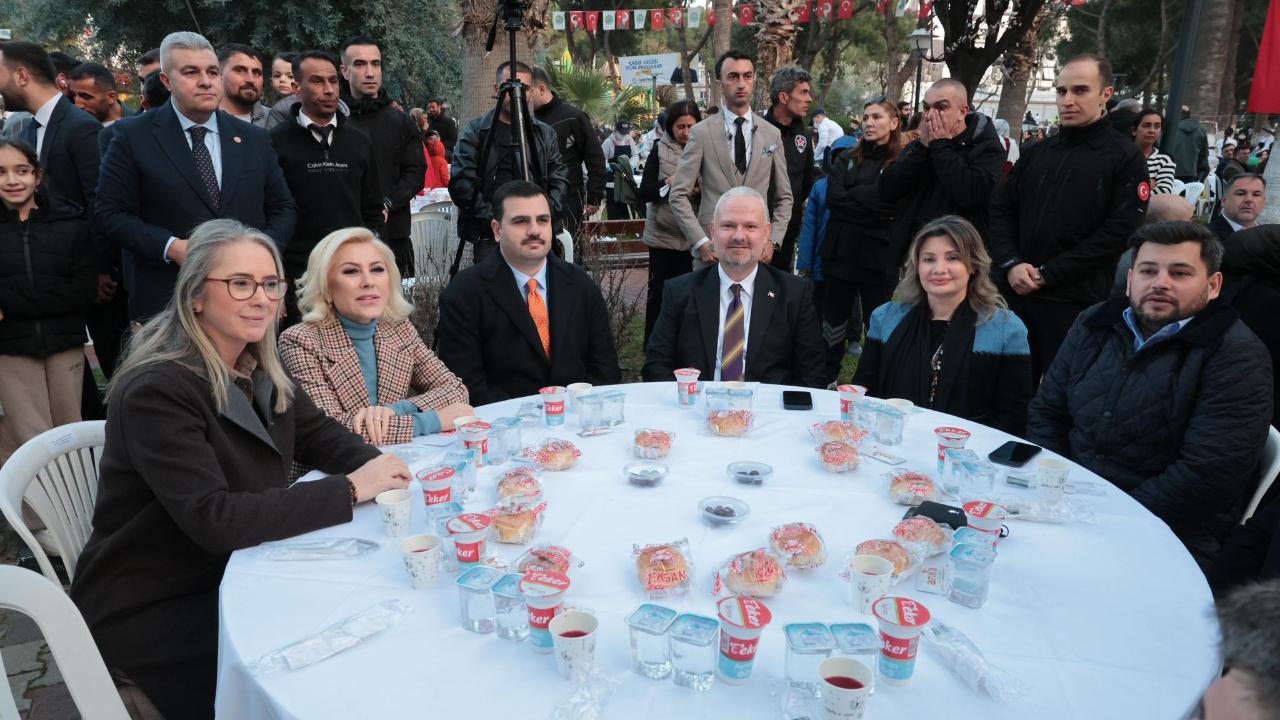 Binlerce Menemenli tek yürek oldu