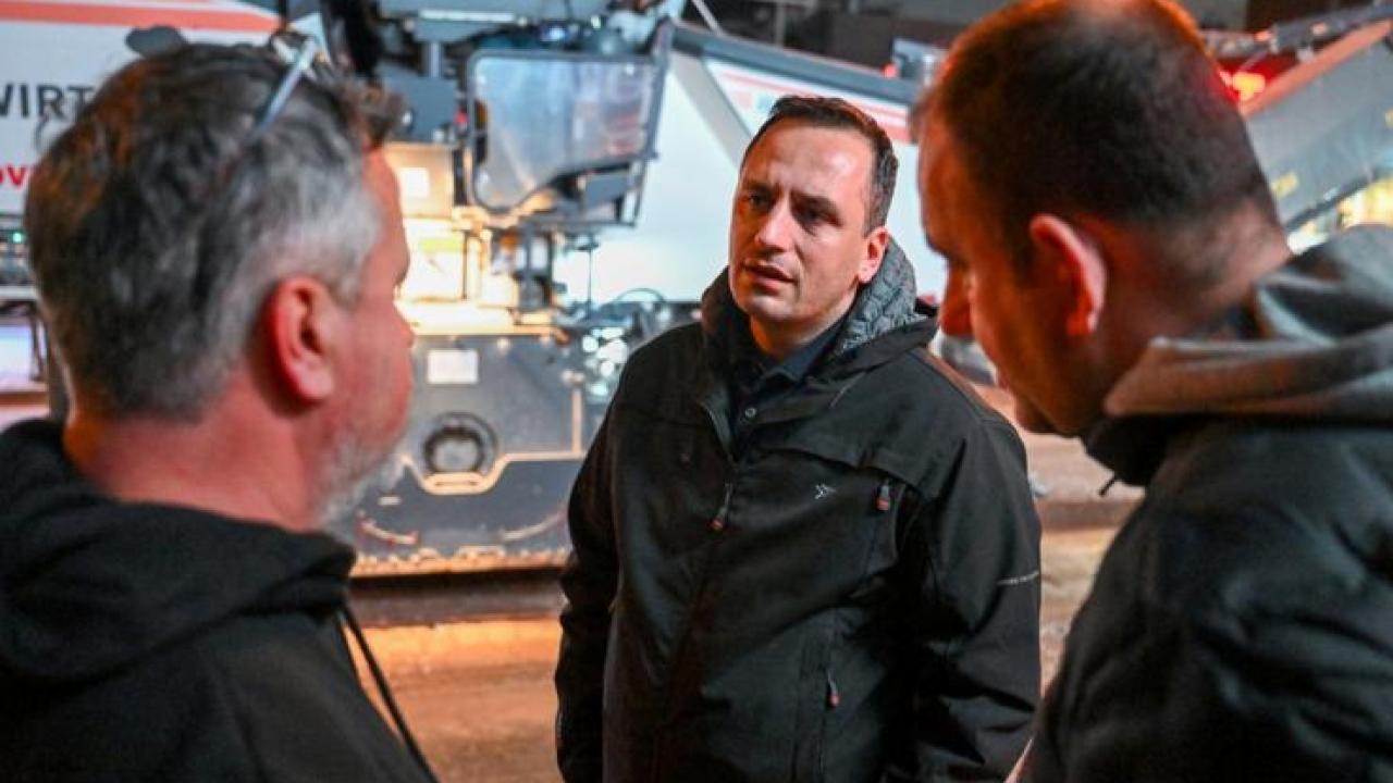 Bornova’da gece asfalt mesaisi