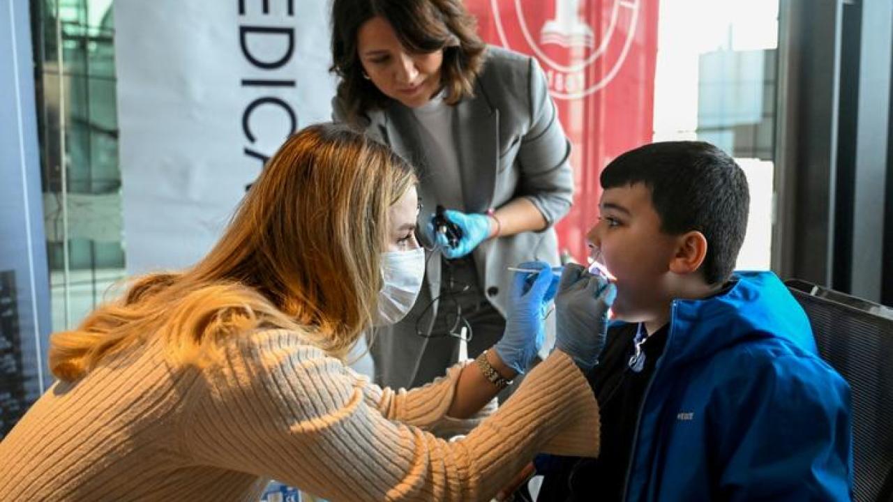 Bornova’da işitme engelli öğrencilere diş taraması ve tarih yolculuğu