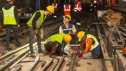 Bornova’da metro hattında raylar yenileniyor