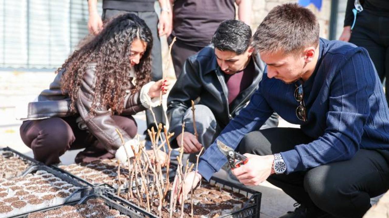 Buca’nın bağlarında geleceğin ziraat mühendisleri yetişiyor