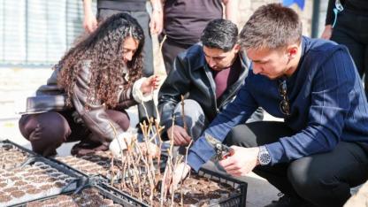 Buca’nın bağlarında geleceğin ziraat mühendisleri yetişiyor