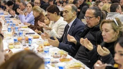 Büyükşehir’in iftar sofrası bu kez Foça’da kuruldu